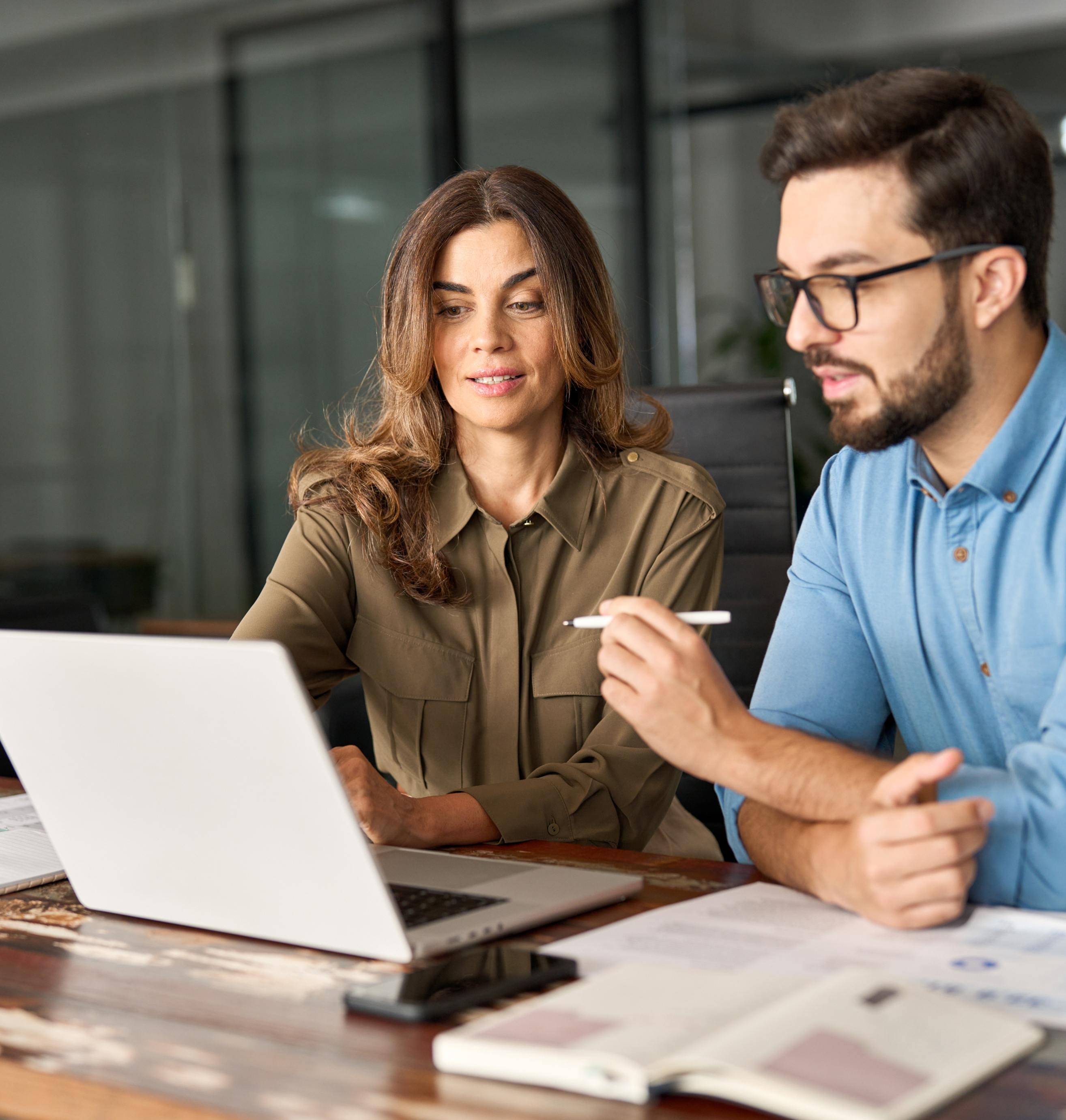 Dos profesionales trabajando con portatil