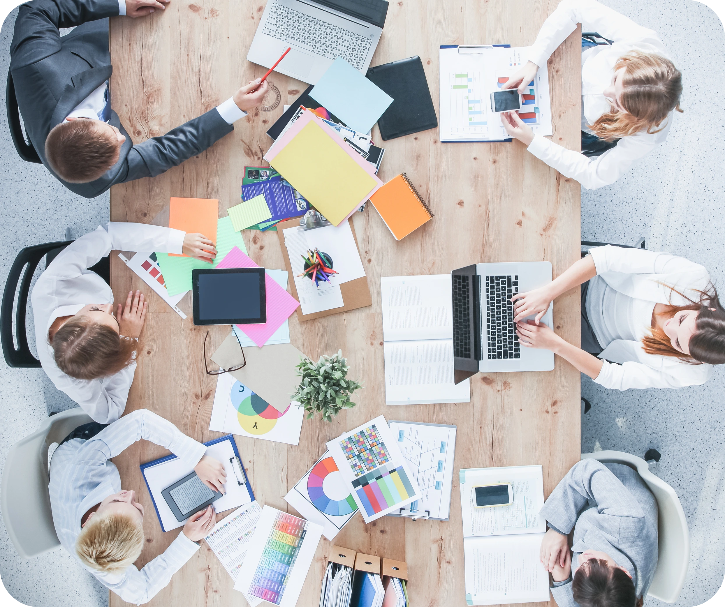 Equipo trabajando en oficina