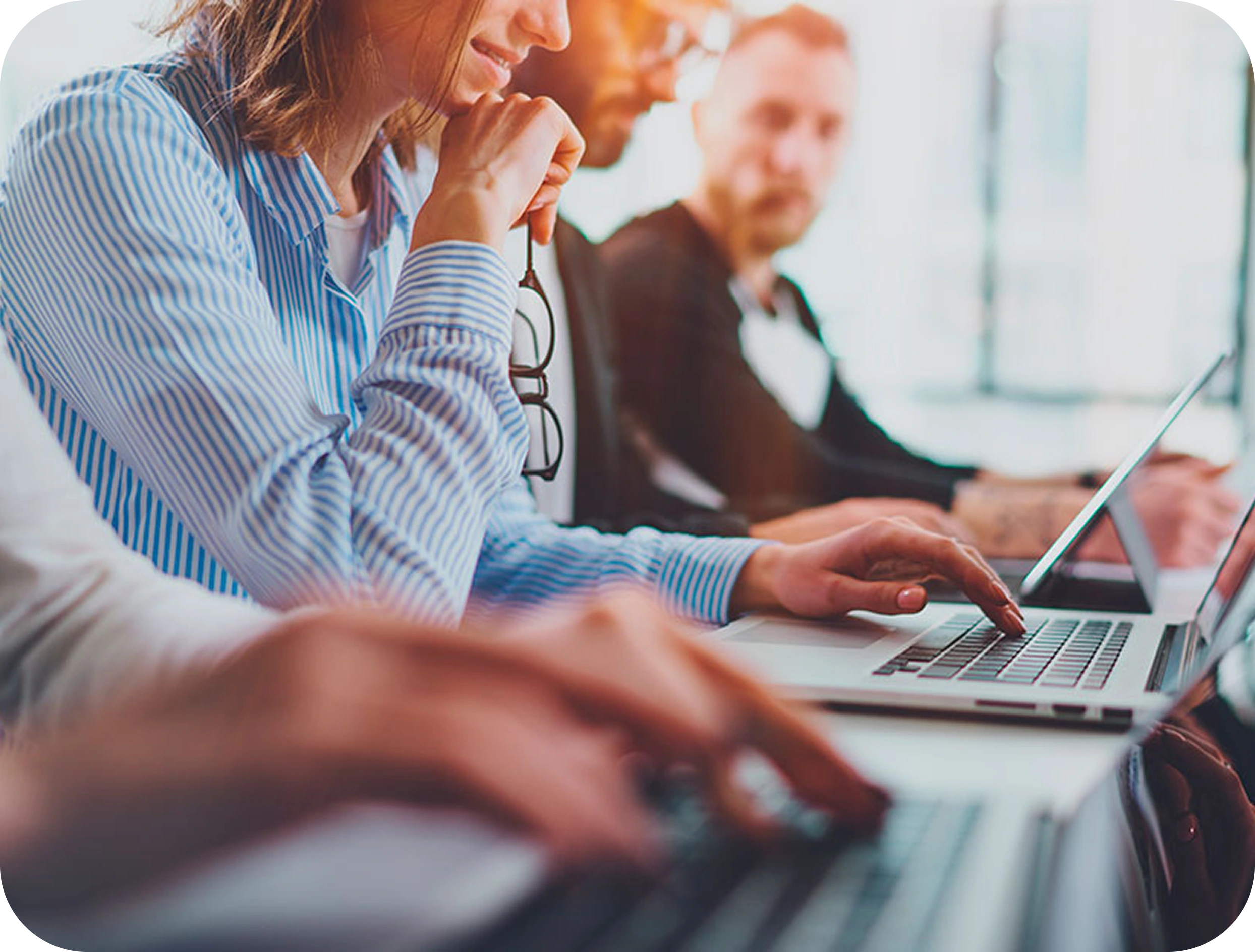 Personas en reunion revisando documentos